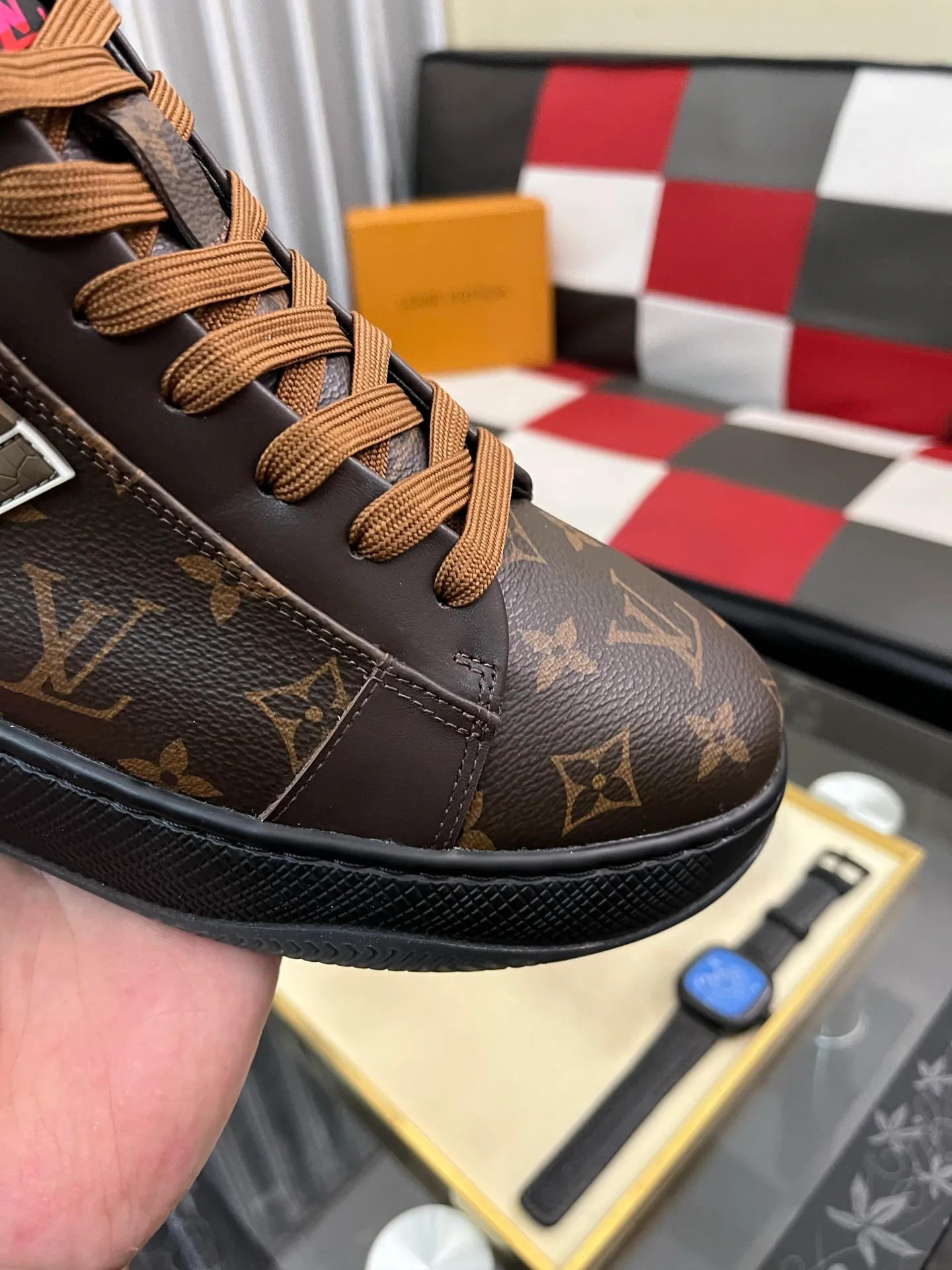 Men's shoes 💰: 438⌚️⌚️《Louis vuitton/LV Louis Vuitton》original quality.~ Unique modern style sneakers. 🏃A must-have casual shoe for trendy men😍😍 Original brand imported from Italy, imported original leather, cowhide lining (refuses to discolor and grind feet) sole: original sole provided by the original factory, French lazy style design ⚠️Fit to the feet, original quality, super comfortable original sole. Code number: 38-443️⃣Colors available